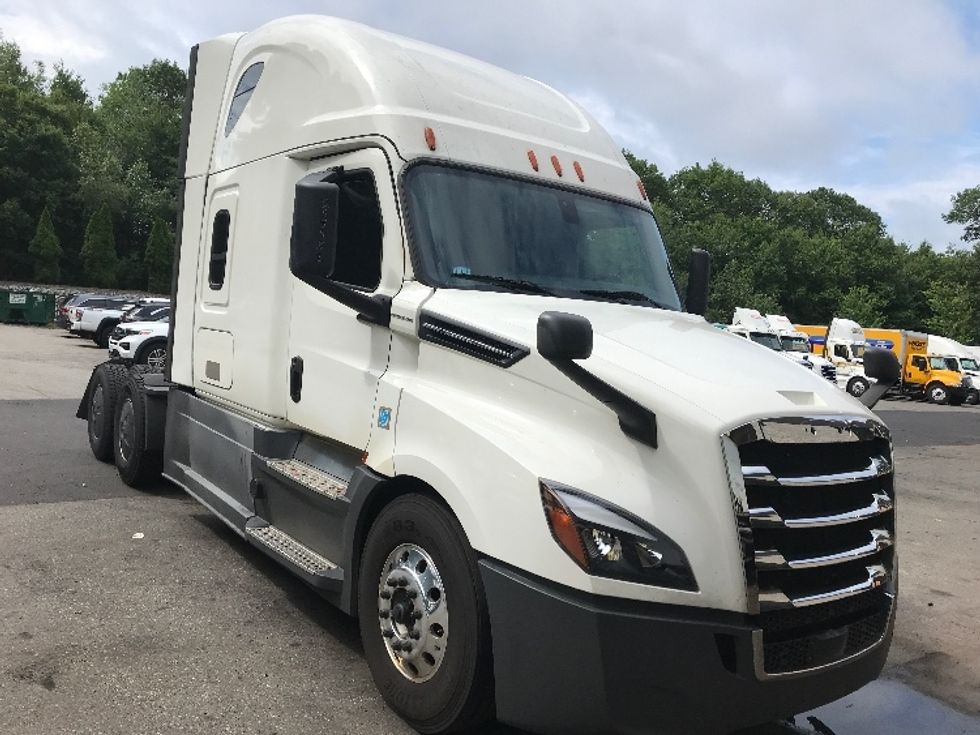 Sleeper Tractor-Heavy Duty Tractors-Freightliner-2019-T12664ST-Franklin-MA-573,191\n\t\tmiles-$ 56,000 - Image 1