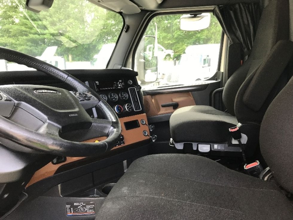 Sleeper Tractor-Heavy Duty Tractors-Freightliner-2019-T12664ST-Franklin-MA-573,191\n\t\tmiles-$ 56,000 - Image 10