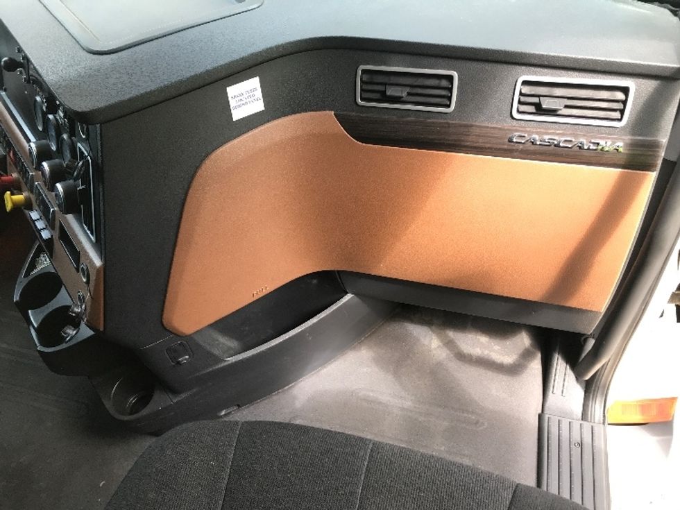 Sleeper Tractor-Heavy Duty Tractors-Freightliner-2019-T12664ST-Franklin-MA-573,191\n\t\tmiles-$ 56,000 - Image 14