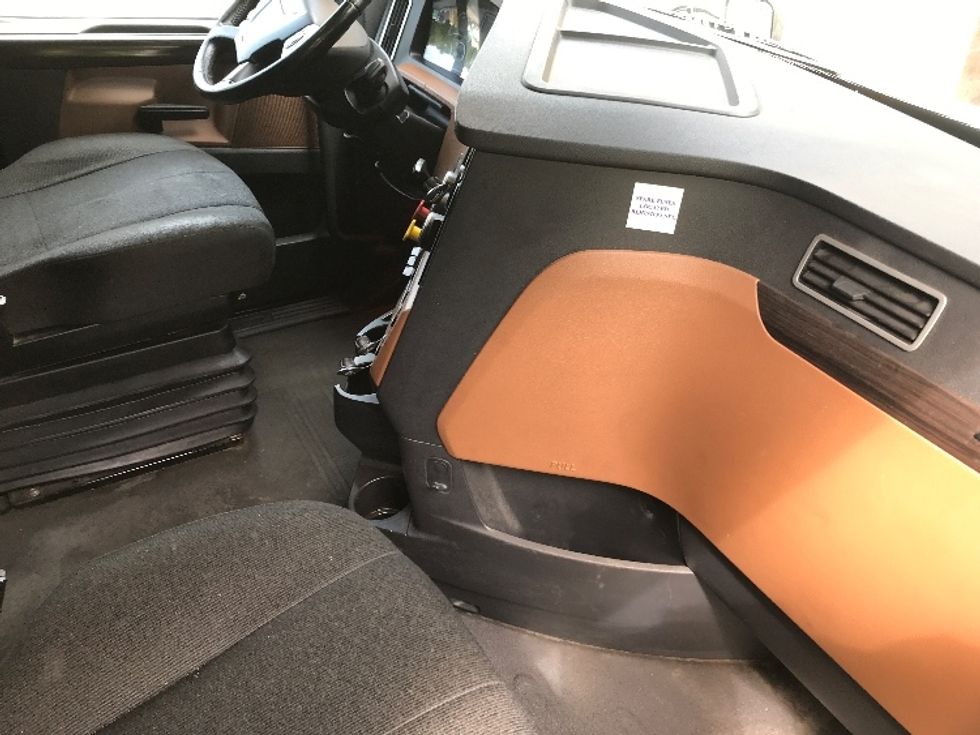 Sleeper Tractor-Heavy Duty Tractors-Freightliner-2019-T12664ST-Franklin-MA-573,191\n\t\tmiles-$ 56,000 - Image 15