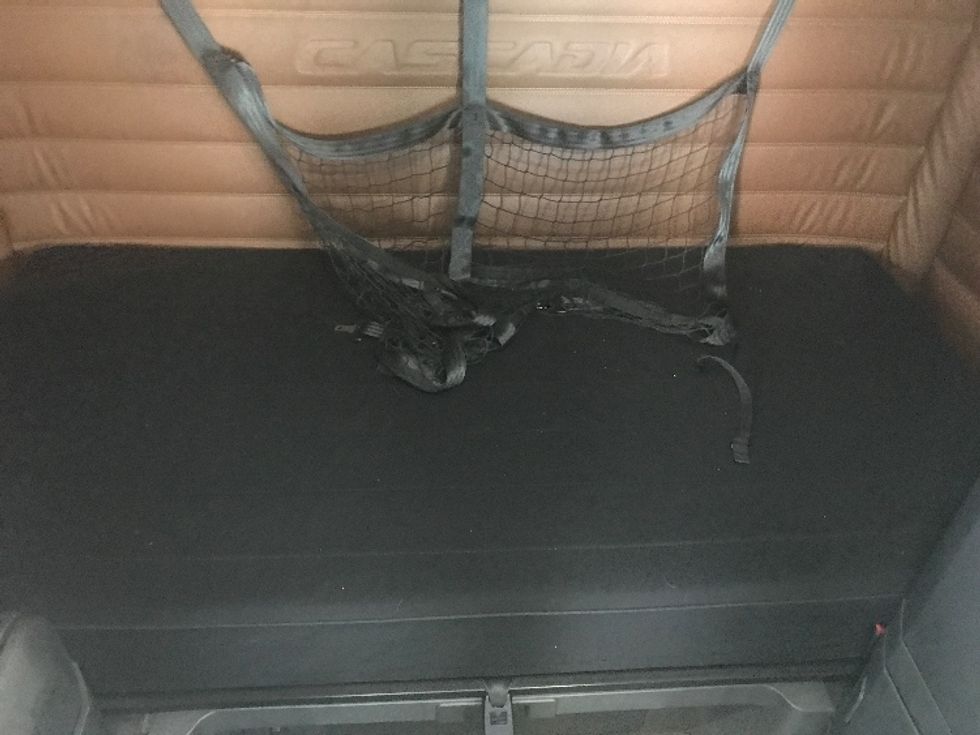 Sleeper Tractor-Heavy Duty Tractors-Freightliner-2019-T12664ST-Franklin-MA-573,191\n\t\tmiles-$ 56,000 - Image 17