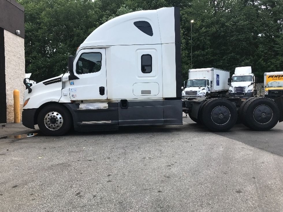 Sleeper Tractor-Heavy Duty Tractors-Freightliner-2019-T12664ST-Franklin-MA-573,191\n\t\tmiles-$ 56,000 - Image 4