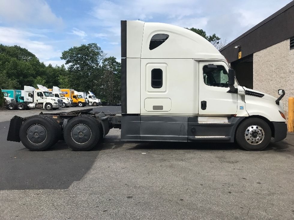 Sleeper Tractor-Heavy Duty Tractors-Freightliner-2019-T12664ST-Franklin-MA-573,191\n\t\tmiles-$ 56,000 - Image 8