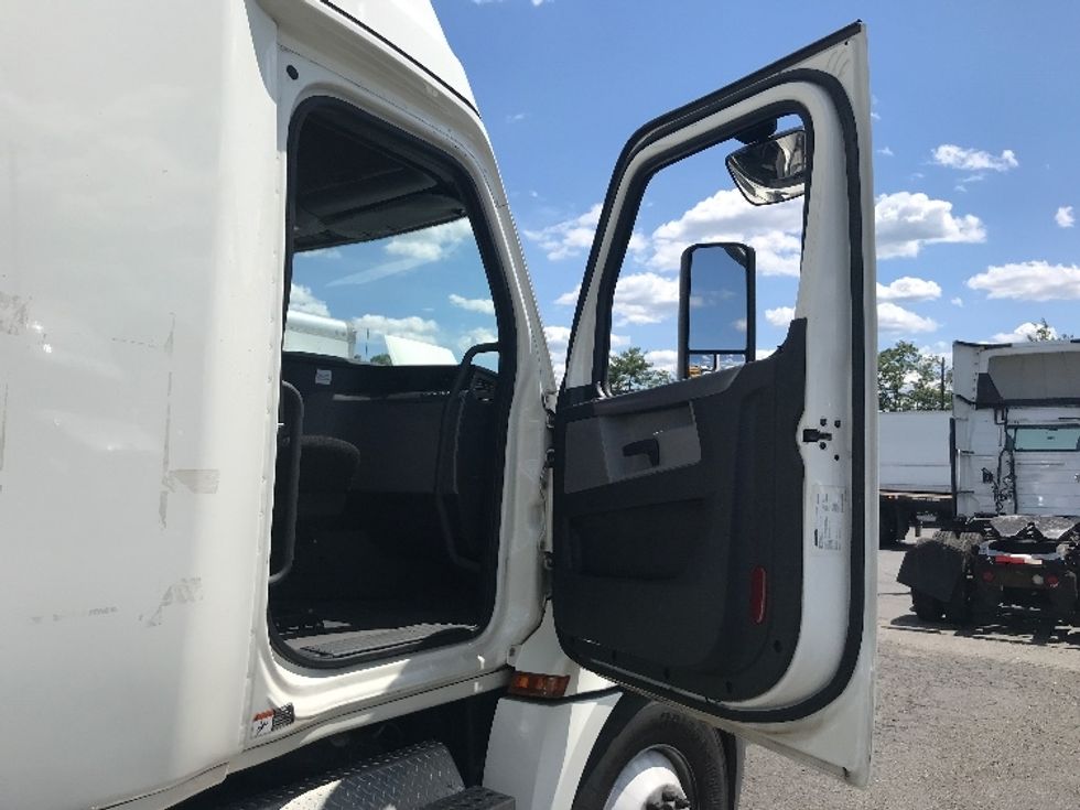 Sleeper Tractor-Heavy Duty Tractors-Freightliner-2019-T12664ST-Fresno-CA-587,174\n\t\tmiles-$ 53,000 - Image 13