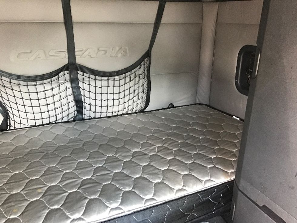 Sleeper Tractor-Heavy Duty Tractors-Freightliner-2019-T12664ST-Fresno-CA-587,174\n\t\tmiles-$ 53,000 - Image 17