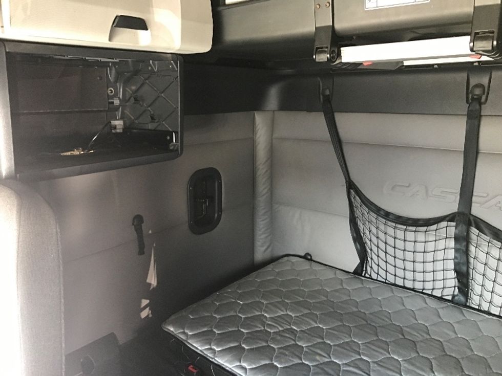 Sleeper Tractor-Heavy Duty Tractors-Freightliner-2019-T12664ST-Fresno-CA-587,174\n\t\tmiles-$ 53,000 - Image 19