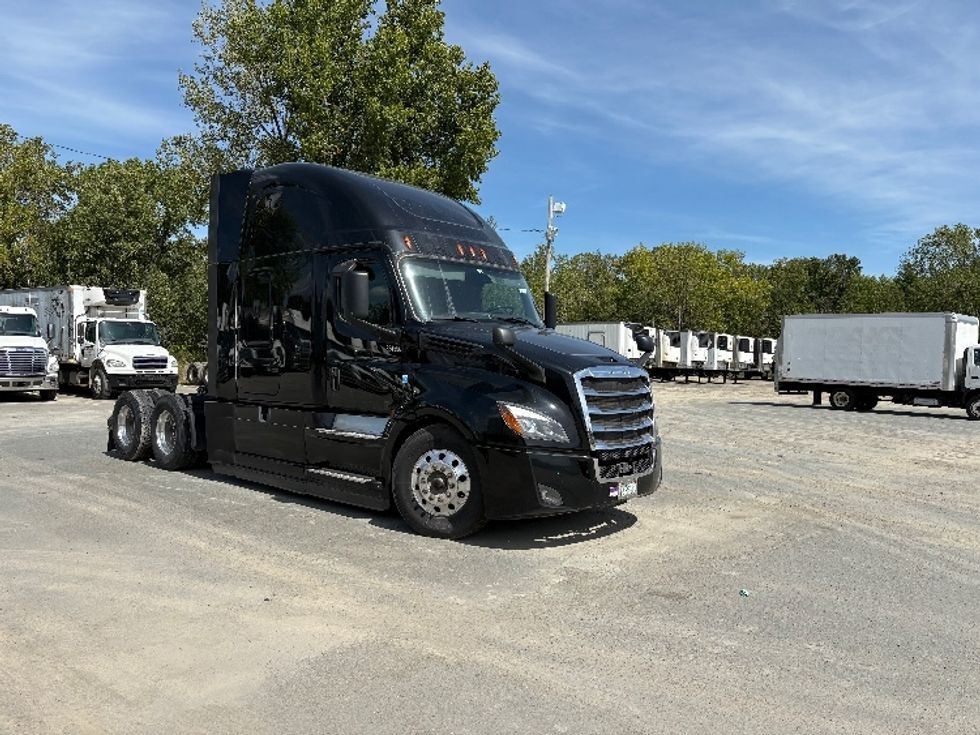 Sleeper Tractor-Heavy Duty Tractors-Freightliner-2019-T12664ST-Gansevoort-NY-742,584\n\t\tmiles-$ 43,250 - Image 1