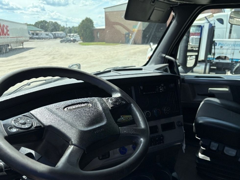 Sleeper Tractor-Heavy Duty Tractors-Freightliner-2019-T12664ST-Gansevoort-NY-742,584\n\t\tmiles-$ 43,250 - Image 10
