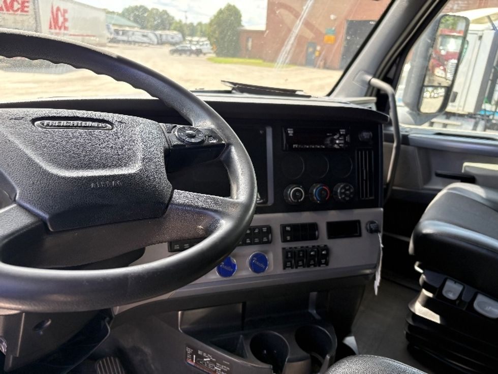 Sleeper Tractor-Heavy Duty Tractors-Freightliner-2019-T12664ST-Gansevoort-NY-742,584\n\t\tmiles-$ 43,250 - Image 11