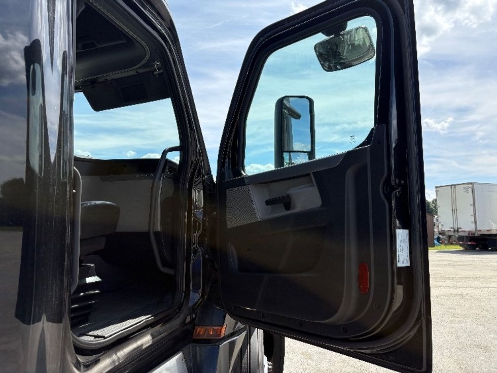 Sleeper Tractor-Heavy Duty Tractors-Freightliner-2019-T12664ST-Gansevoort-NY-742,584\n\t\tmiles-$ 43,250 - Image 13