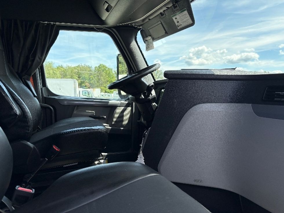 Sleeper Tractor-Heavy Duty Tractors-Freightliner-2019-T12664ST-Gansevoort-NY-742,584\n\t\tmiles-$ 43,250 - Image 15