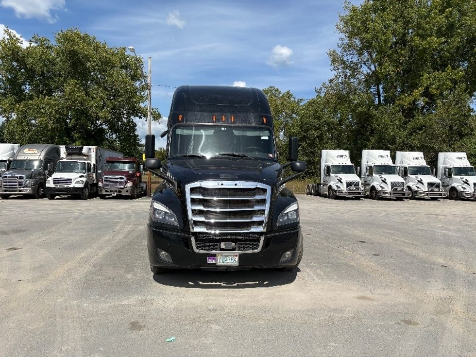 Sleeper Tractor-Heavy Duty Tractors-Freightliner-2019-T12664ST-Gansevoort-NY-742,584\n\t\tmiles-$ 43,250 - Image 2