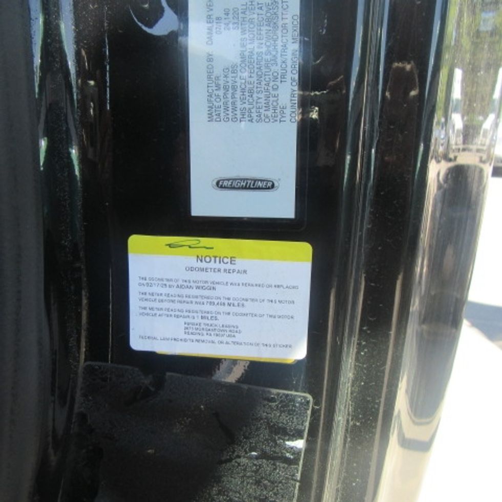 Sleeper Tractor-Heavy Duty Tractors-Freightliner-2019-T12664ST-Gansevoort-NY-742,584\n\t\tmiles-$ 43,250 - Image 22
