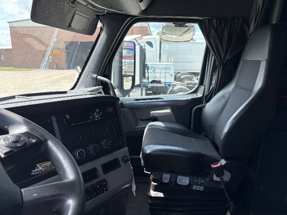 Sleeper Tractor-Heavy Duty Tractors-Freightliner-2019-T12664ST-Gansevoort-NY-742,584\n\t\tmiles-$ 43,250 - Image 24