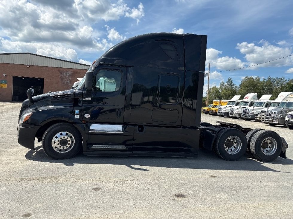 Sleeper Tractor-Heavy Duty Tractors-Freightliner-2019-T12664ST-Gansevoort-NY-742,584\n\t\tmiles-$ 43,250 - Image 4
