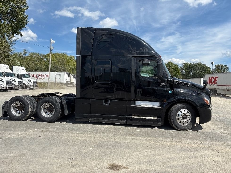 Sleeper Tractor-Heavy Duty Tractors-Freightliner-2019-T12664ST-Gansevoort-NY-742,584\n\t\tmiles-$ 43,250 - Image 8
