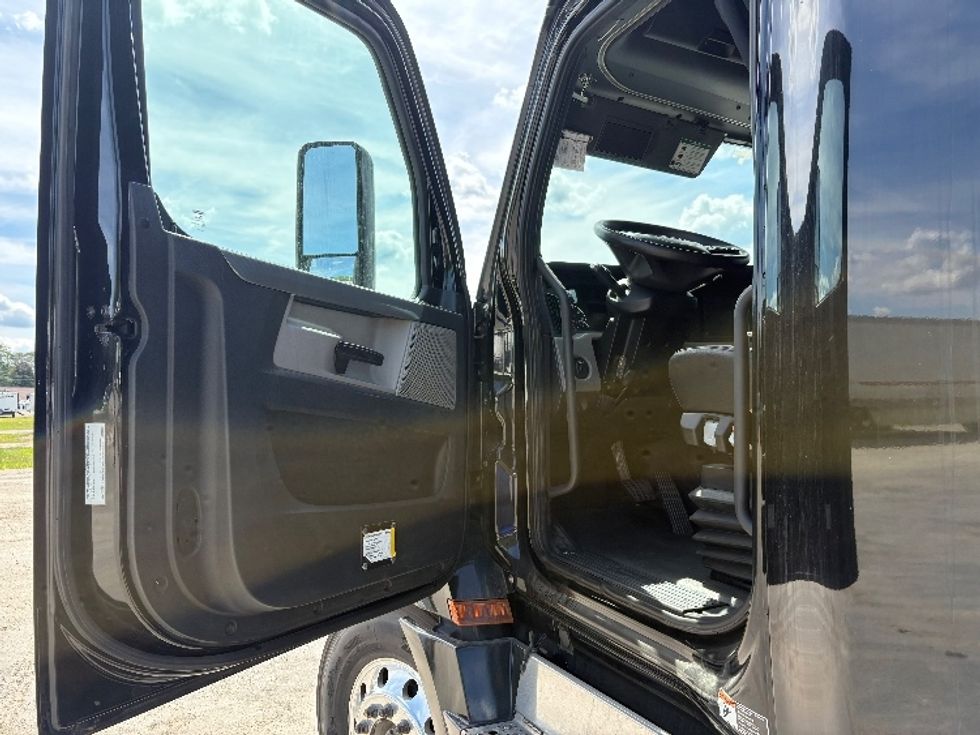 Sleeper Tractor-Heavy Duty Tractors-Freightliner-2019-T12664ST-Gansevoort-NY-742,584\n\t\tmiles-$ 43,250 - Image 9