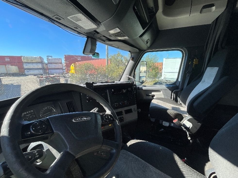 Sleeper Tractor-Heavy Duty Tractors-Freightliner-2019-T12664ST-Garden City-GA-650,705\n\t\tmiles-$ 44,000 - Image 10