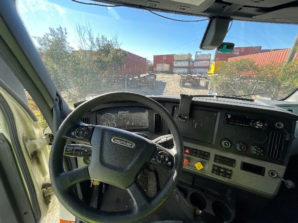 Sleeper Tractor-Heavy Duty Tractors-Freightliner-2019-T12664ST-Garden City-GA-650,705\n\t\tmiles-$ 44,000 - Image 11