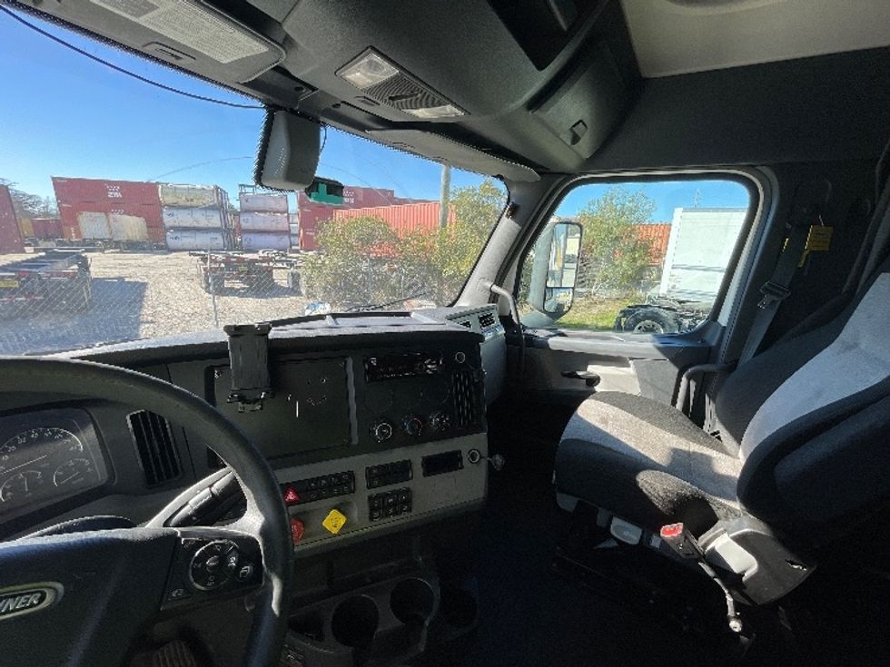 Sleeper Tractor-Heavy Duty Tractors-Freightliner-2019-T12664ST-Garden City-GA-650,705\n\t\tmiles-$ 44,000 - Image 12