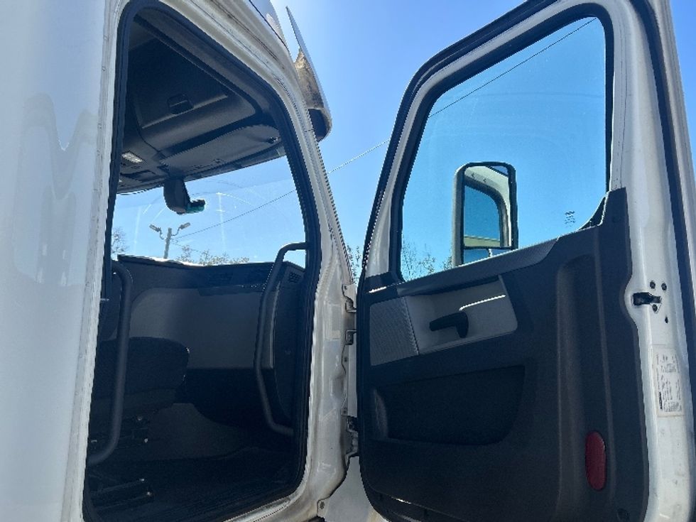Sleeper Tractor-Heavy Duty Tractors-Freightliner-2019-T12664ST-Garden City-GA-650,705\n\t\tmiles-$ 44,000 - Image 13