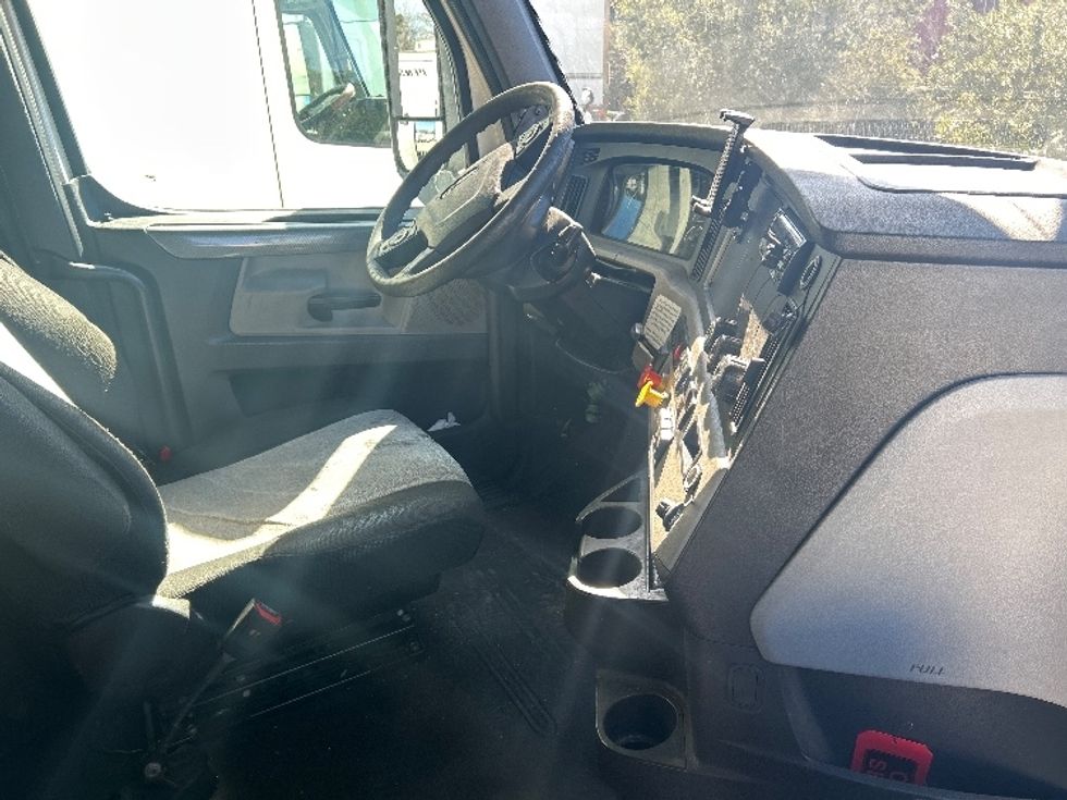 Sleeper Tractor-Heavy Duty Tractors-Freightliner-2019-T12664ST-Garden City-GA-650,705\n\t\tmiles-$ 44,000 - Image 15