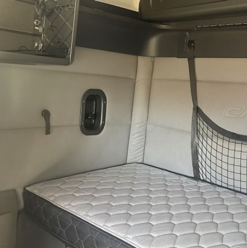 Sleeper Tractor-Heavy Duty Tractors-Freightliner-2019-T12664ST-Garden City-GA-650,705\n\t\tmiles-$ 44,000 - Image 22