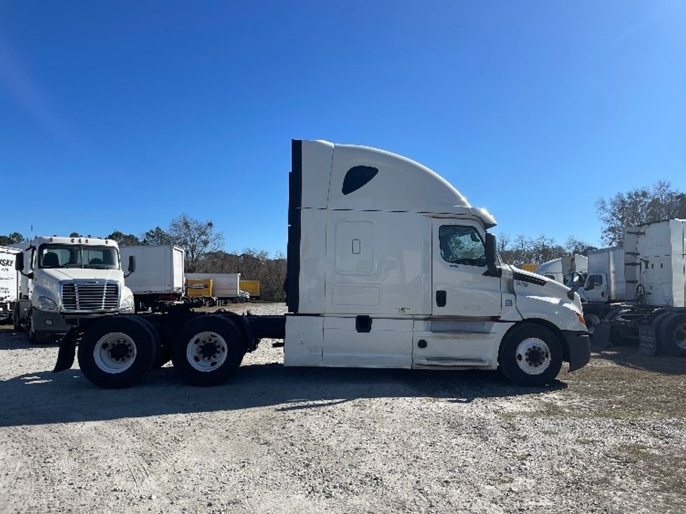 Sleeper Tractor-Heavy Duty Tractors-Freightliner-2019-T12664ST-Garden City-GA-650,705\n\t\tmiles-$ 44,000 - Image 8