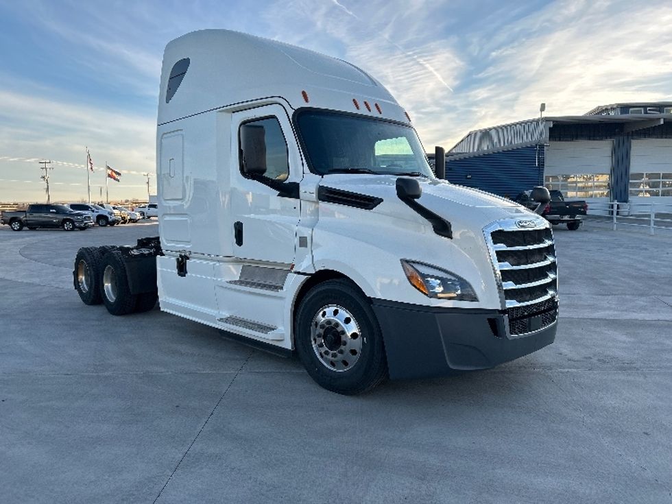 Sleeper Tractor-Heavy Duty Tractors-Freightliner-2019-T12664ST-Greeley-CO-388,642\n\t\tmiles-$ 70,250 - Image 1