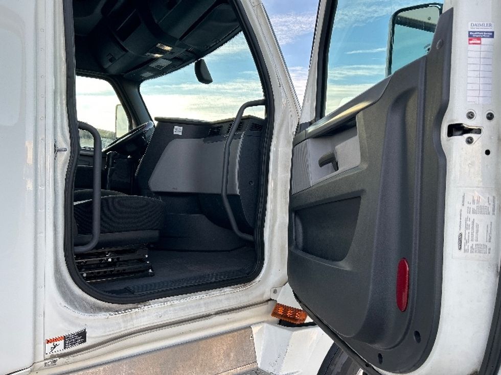 Sleeper Tractor-Heavy Duty Tractors-Freightliner-2019-T12664ST-Greeley-CO-388,642\n\t\tmiles-$ 70,250 - Image 13