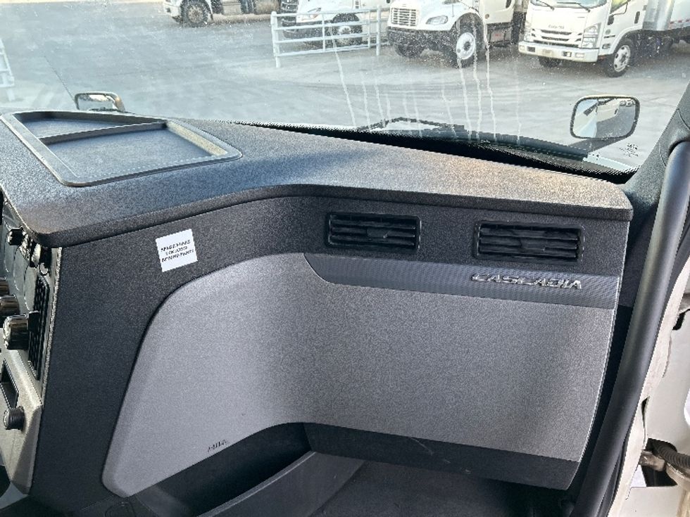 Sleeper Tractor-Heavy Duty Tractors-Freightliner-2019-T12664ST-Greeley-CO-388,642\n\t\tmiles-$ 70,250 - Image 14