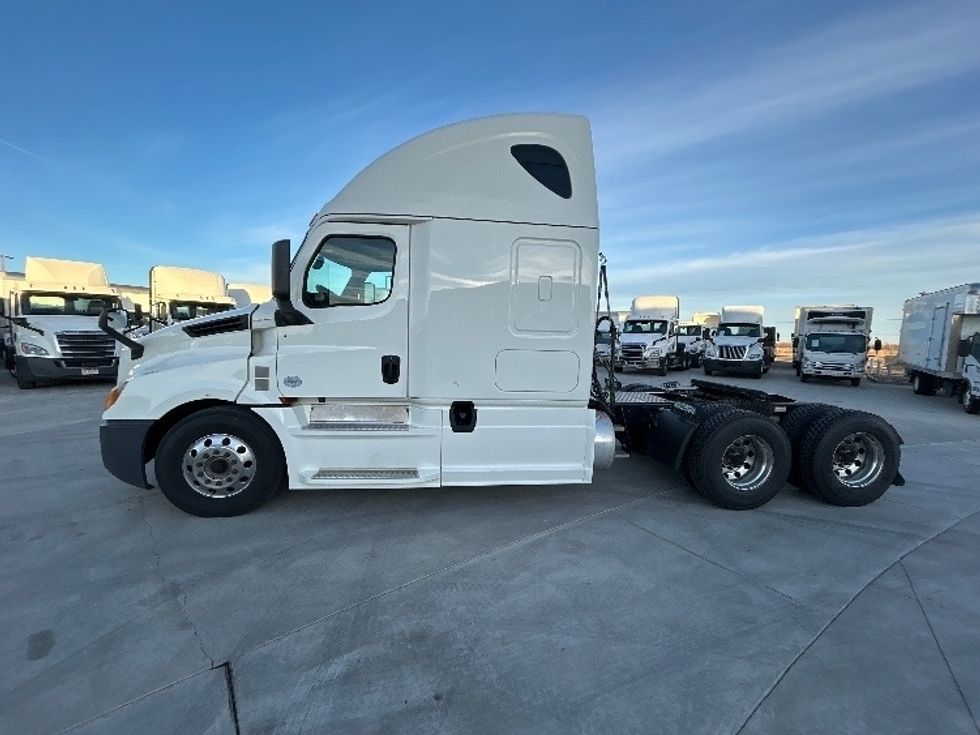 Sleeper Tractor-Heavy Duty Tractors-Freightliner-2019-T12664ST-Greeley-CO-388,642\n\t\tmiles-$ 70,250 - Image 4