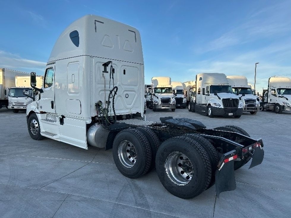 Sleeper Tractor-Heavy Duty Tractors-Freightliner-2019-T12664ST-Greeley-CO-388,642\n\t\tmiles-$ 70,250 - Image 5