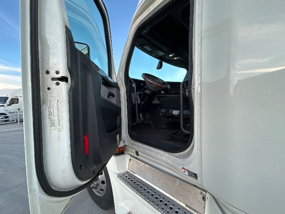 Sleeper Tractor-Heavy Duty Tractors-Freightliner-2019-T12664ST-Greeley-CO-388,642\n\t\tmiles-$ 70,250 - Image 9