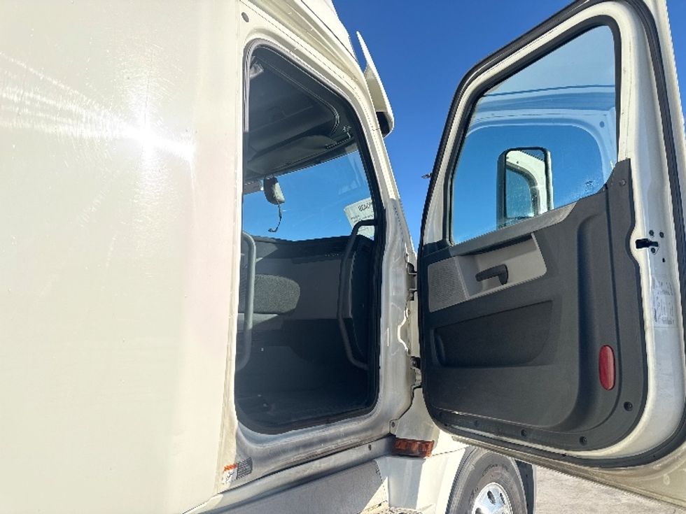 Sleeper Tractor-Heavy Duty Tractors-Freightliner-2019-T12664ST-Greeley-CO-522,748\n\t\tmiles-$ 59,000 - Image 13