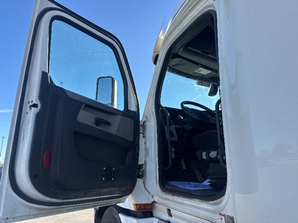 Sleeper Tractor-Heavy Duty Tractors-Freightliner-2019-T12664ST-Greeley-CO-522,748\n\t\tmiles-$ 59,000 - Image 9