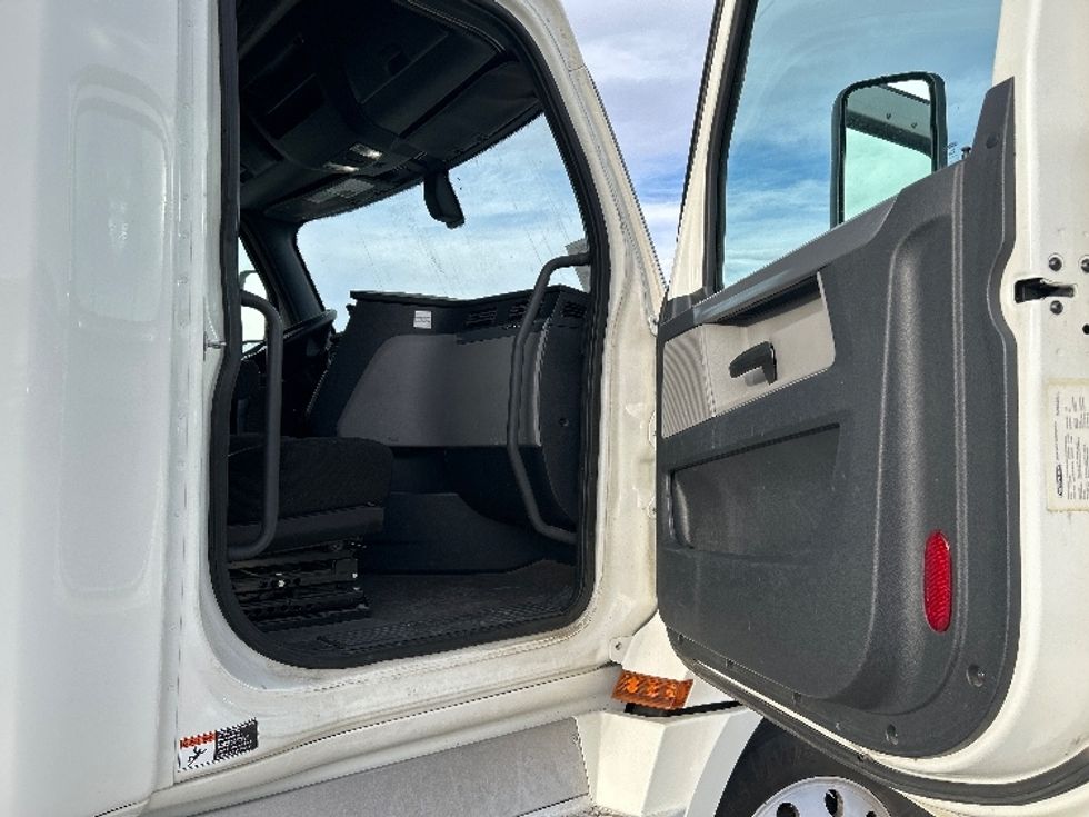 Sleeper Tractor-Heavy Duty Tractors-Freightliner-2019-T12664ST-Greeley-CO-523,297\n\t\tmiles-$ 59,250 - Image 13