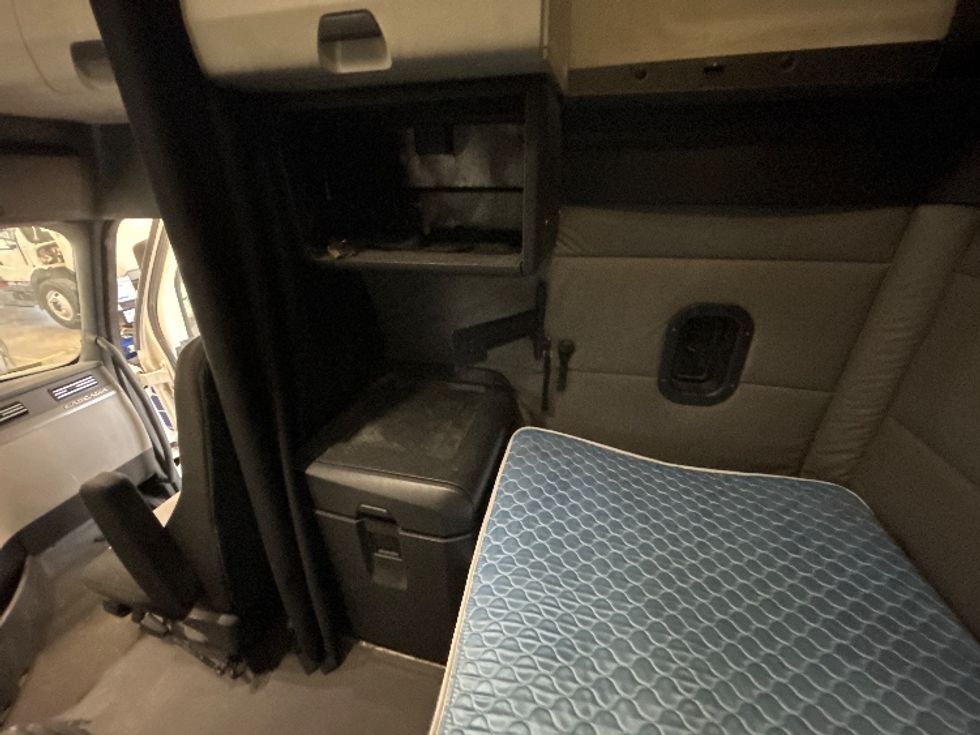 Sleeper Tractor-Heavy Duty Tractors-Freightliner-2019-T12664ST-Greeley-CO-523,297\n\t\tmiles-$ 59,250 - Image 19