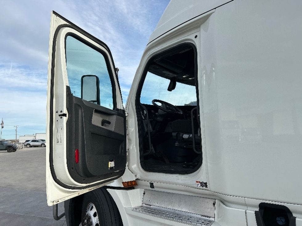 Sleeper Tractor-Heavy Duty Tractors-Freightliner-2019-T12664ST-Greeley-CO-523,297\n\t\tmiles-$ 59,250 - Image 9