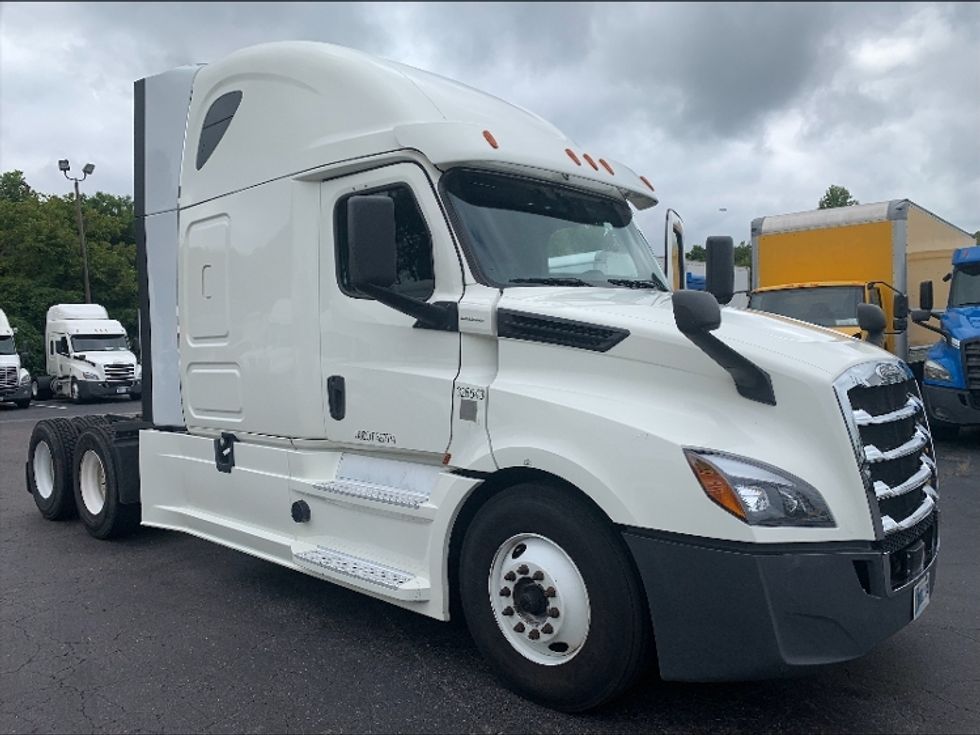 Sleeper Tractor-Heavy Duty Tractors-Freightliner-2019-T12664ST-Greensboro-NC-631,160\n\t\tmiles-$ 54,500 - Image 1