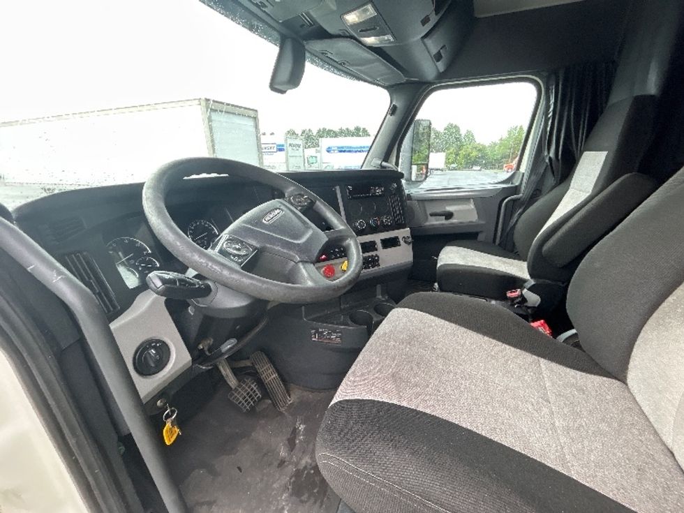 Sleeper Tractor-Heavy Duty Tractors-Freightliner-2019-T12664ST-Greensboro-NC-631,160\n\t\tmiles-$ 54,500 - Image 10