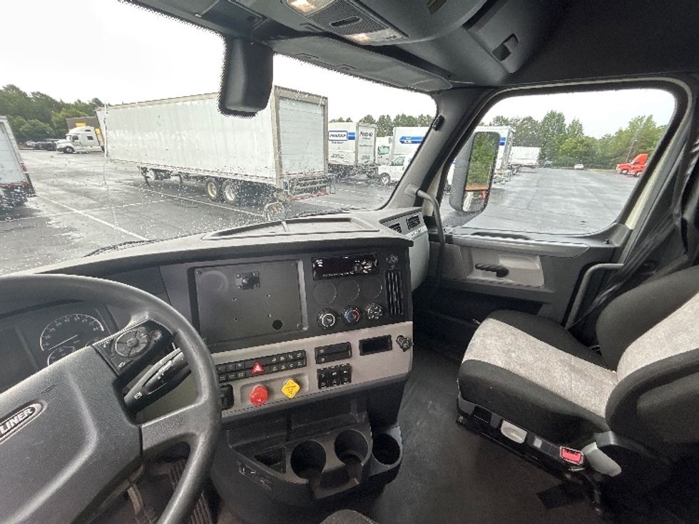 Sleeper Tractor-Heavy Duty Tractors-Freightliner-2019-T12664ST-Greensboro-NC-631,160\n\t\tmiles-$ 54,500 - Image 12