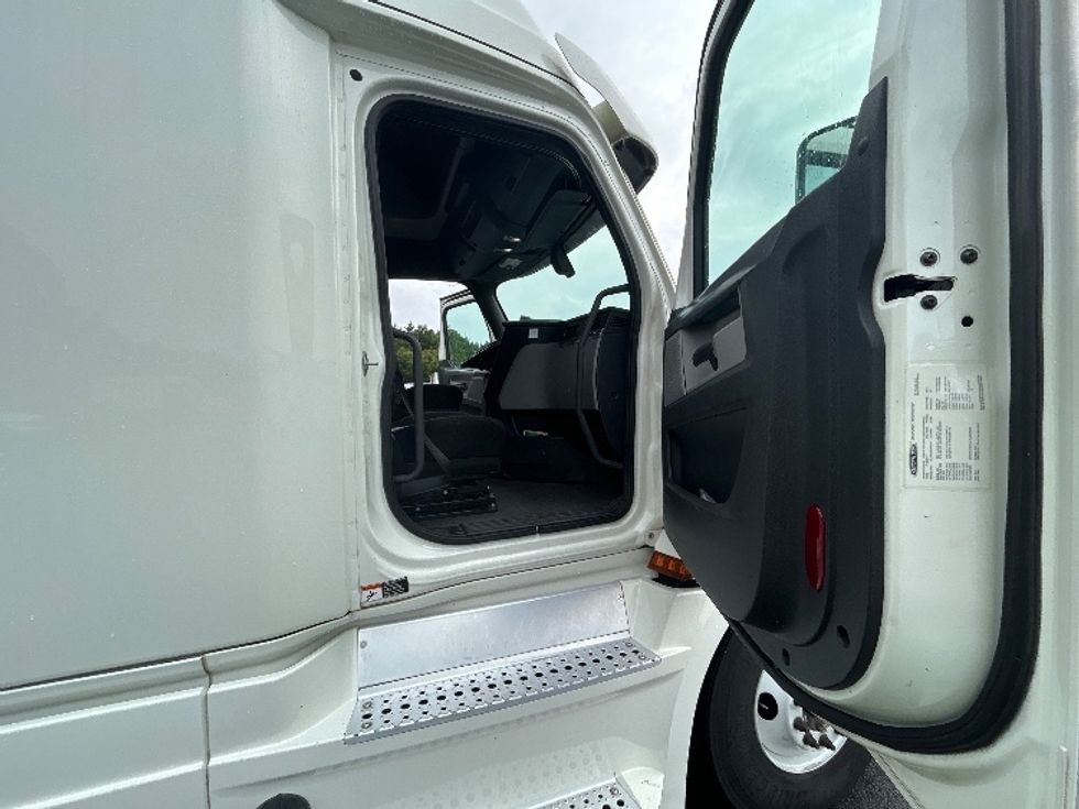 Sleeper Tractor-Heavy Duty Tractors-Freightliner-2019-T12664ST-Greensboro-NC-631,160\n\t\tmiles-$ 54,500 - Image 13