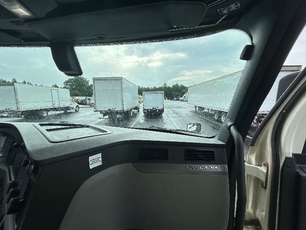 Sleeper Tractor-Heavy Duty Tractors-Freightliner-2019-T12664ST-Greensboro-NC-631,160\n\t\tmiles-$ 54,500 - Image 14