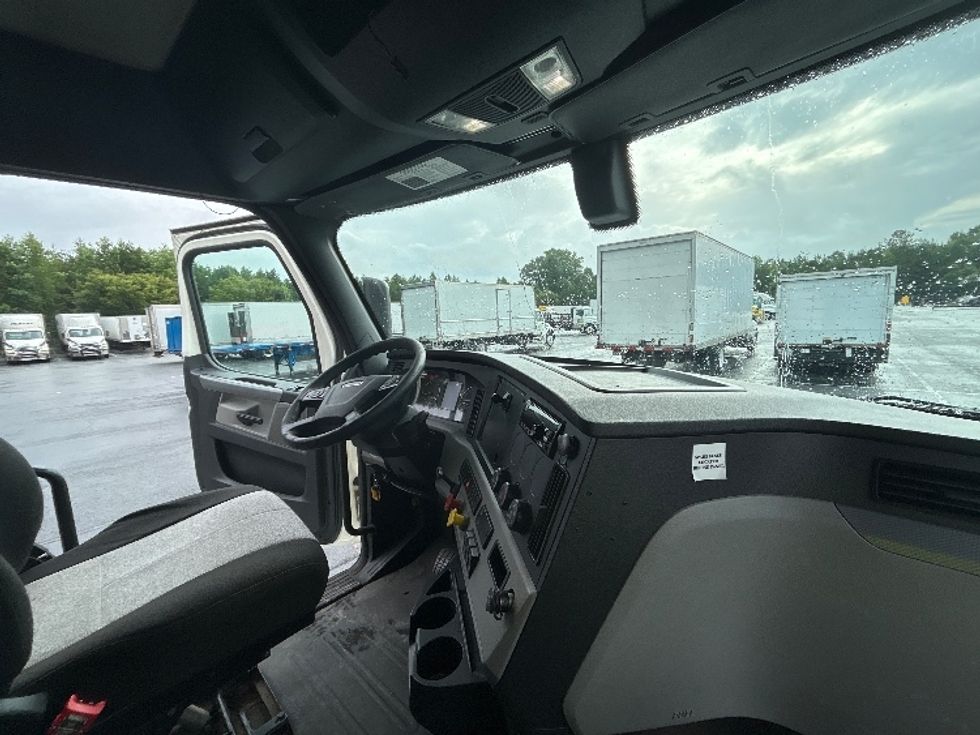 Sleeper Tractor-Heavy Duty Tractors-Freightliner-2019-T12664ST-Greensboro-NC-631,160\n\t\tmiles-$ 54,500 - Image 15