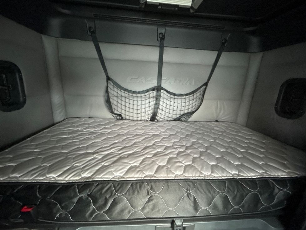 Sleeper Tractor-Heavy Duty Tractors-Freightliner-2019-T12664ST-Greensboro-NC-631,160\n\t\tmiles-$ 54,500 - Image 17