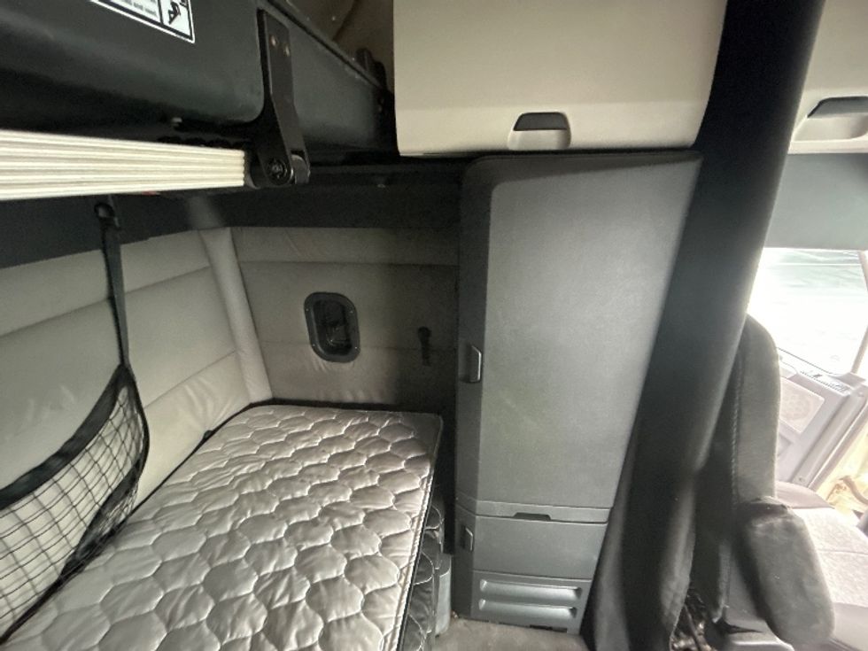 Sleeper Tractor-Heavy Duty Tractors-Freightliner-2019-T12664ST-Greensboro-NC-631,160\n\t\tmiles-$ 54,500 - Image 18