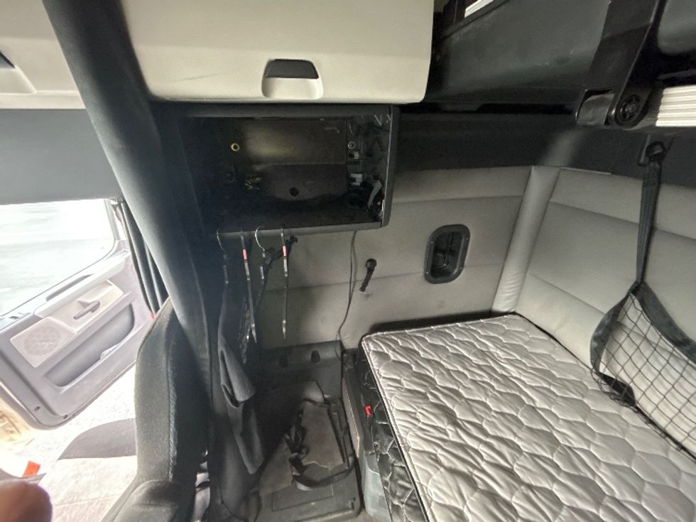 Sleeper Tractor-Heavy Duty Tractors-Freightliner-2019-T12664ST-Greensboro-NC-631,160\n\t\tmiles-$ 54,500 - Image 19