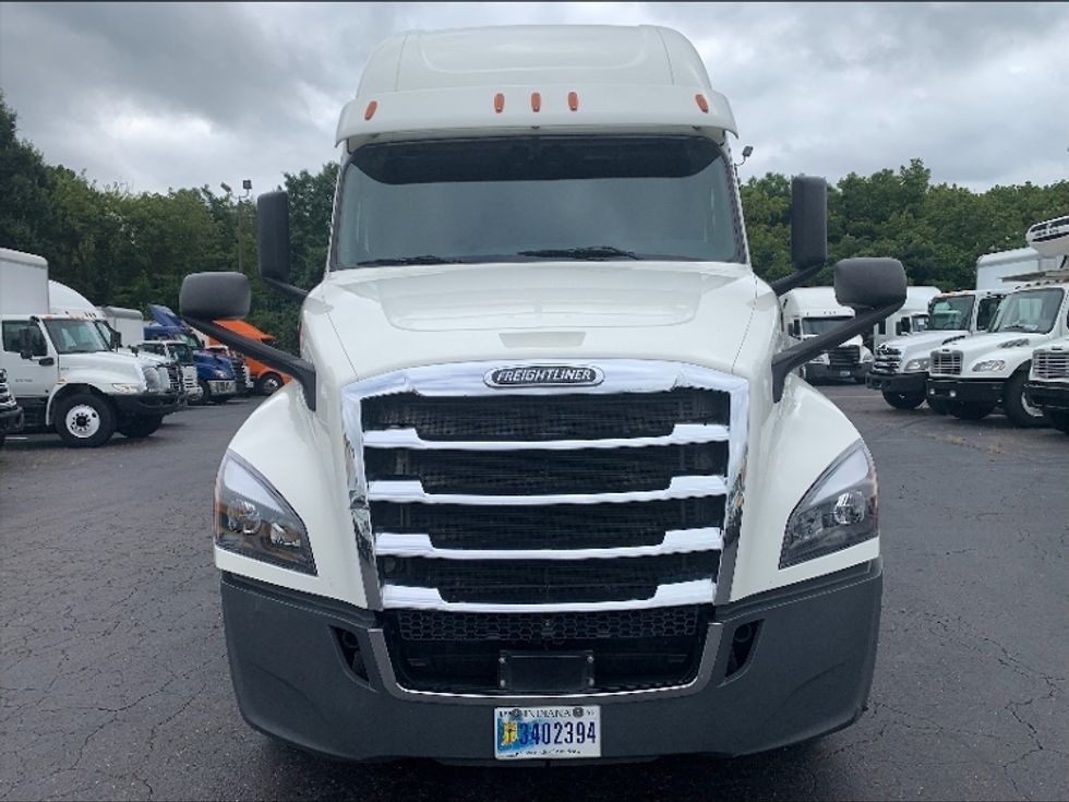 Sleeper Tractor-Heavy Duty Tractors-Freightliner-2019-T12664ST-Greensboro-NC-631,160\n\t\tmiles-$ 54,500 - Image 2