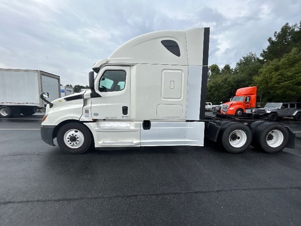 Sleeper Tractor-Heavy Duty Tractors-Freightliner-2019-T12664ST-Greensboro-NC-631,160\n\t\tmiles-$ 54,500 - Image 4